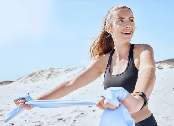 海滩和带伸展与一个女人使用阻力带的胳膊伸向大海 健康强壮的女性 适合在海上进行身体健康和训练 — 图库照片