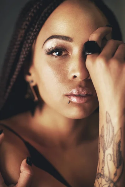 Piękno Sposób Jaki Postrzegasz Studio Portret Pięknej Młodej Kobiety Tatuażem — Zdjęcie stockowe