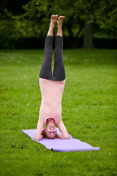 Corpo Mente Perfeitamente Equilibrados Uma Mulher Fazendo Ioga Parque — Fotografia de Stock