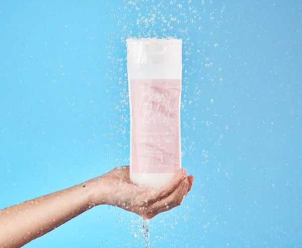 剃须刀 肥皂产品和用于淋浴凝胶清洁 健康和用水个人卫生的瓶子 手持式塑料容器 用于健康 女用手 用液体和清洁剂洗手 — 图库照片