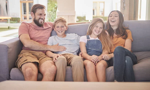 Glad Familj Och Koppla Soffa Med Barn Och Föräldrar Skrattar — Stockfoto