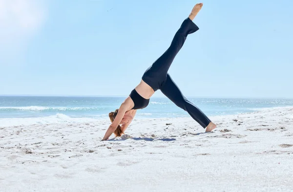Strand Yoga Vrouw Pilates Met Evenwicht Training Wellness Meditatie Zee — Stockfoto