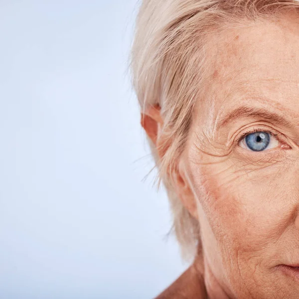 Potret Wanita Senior Dan Perawatan Wajah Mata Besar Dan Penglihatan — Stok Foto