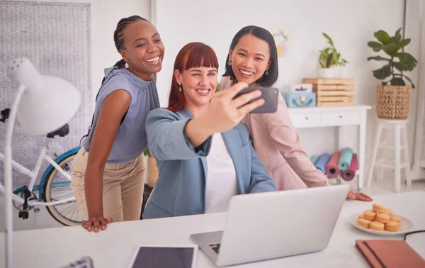 チームワーク ビジネスの女性が休憩中に自撮りし 創造的なワークスペースでリラックスして笑顔 エコフレンドリーなオフィスで写真のためのスマートフォンを使用してサポート コラボレーション 幸せな女性労働者 — ストック写真