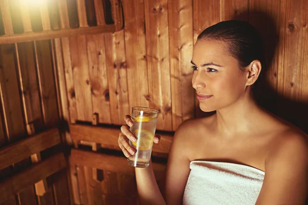 Genießen Sie Etwas Ruhe Der Sauna Eine Junge Frau Entspannt — Stockfoto