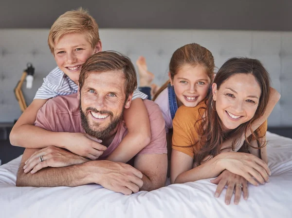 Feliz Relaxe Retrato Família Quarto Para Ligar Apoiar Sorrir Juntos — Fotografia de Stock