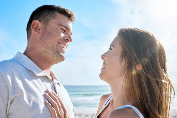 在希腊度假或浪漫的夏季度蜜月时 在海滩上微笑 恋爱和结为夫妻 沉着的男人和女人 带着浪漫 拥抱和友谊在海边度假 — 图库照片