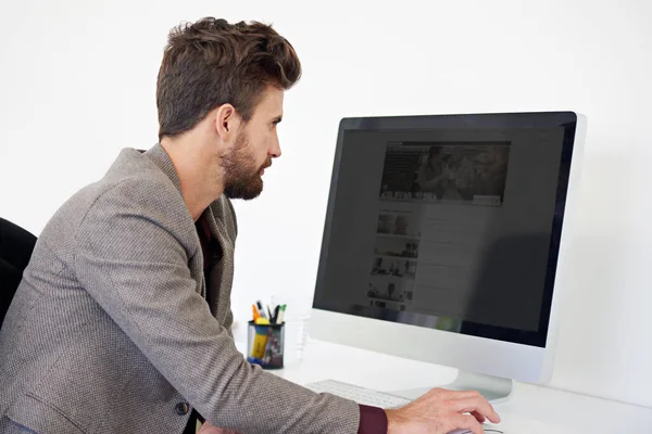 Müşteriyle Birlikte Web Siteleri Tasarlamak Masaüstü Bilgisayarında Çalışan Bir Erkek — Stok fotoğraf