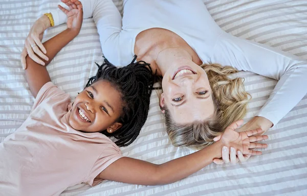 お母さん お子さんが笑顔でベッドの上に寝そべって 家族の絆を大切にしています 幸せなお母さん開催採用子供笑顔とリラックスで幸せのために遊び心のある楽しいです上のベッドルーム — ストック写真