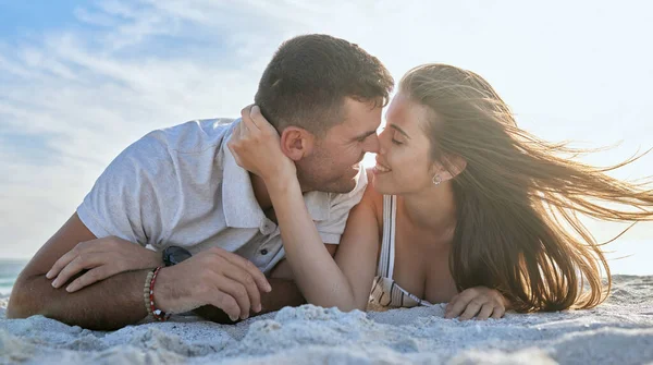 ビーチでのデート 夏の砂の上での笑顔でリラックスのための愛 カップル 愛情を持つ男性と女性 一緒に海で休暇中のケアと平和 — ストック写真