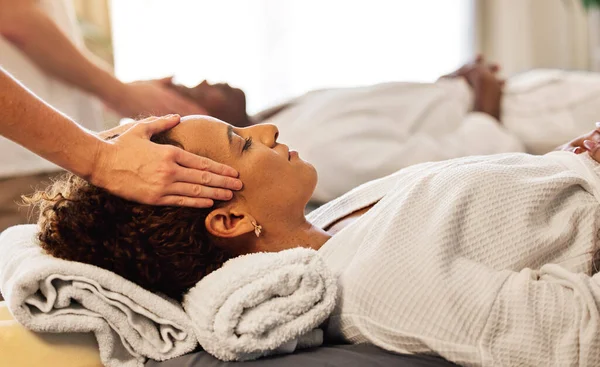 Paar Spa Hoofd Massage Slapen Met Gezicht Huidverzorging Luxe Huid — Stockfoto