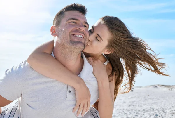 Beso Amor Pareja Con Lomo Playa Para Viajar Libertad Vacaciones —  Fotos de Stock