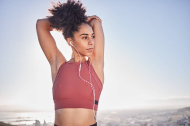 Spor, egzersiz, esneme ve kulaklıkla müzik dinleyen siyah bir kadın. Sahilde egzersiz ve antrenman yaparken. Doğada enerji, sağlık ve sağlık için spor modeli.