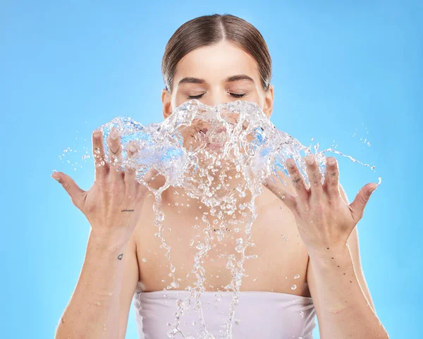 Water Spatten Vrouw Gezicht Huidverzorging Reinigen Voor Schoonheid Gezondheidszorg Natuurlijke — Stockfoto