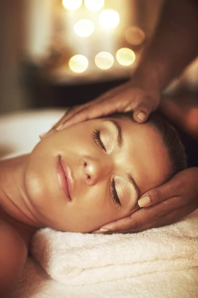Massage Facilite Relaxation Gros Plan Une Jeune Femme Bénéficiant Massage — Photo