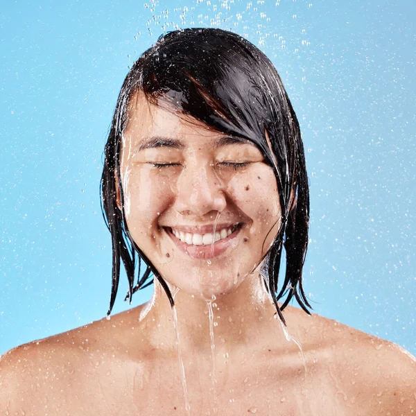 淋浴器 水和女人的脸 健康和卫生与湿淋淋 身体护理或蓝色工作室背景 年轻的女厕和女厕 护肤或清洗奢侈品 放松或微笑 — 图库照片