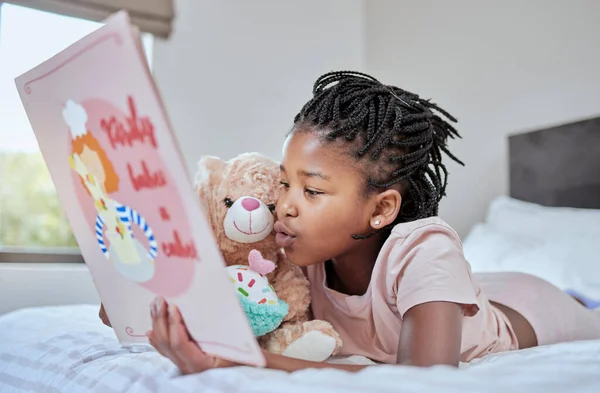 Okuma Kitap Oyuncak Ayı Yatakta Siyah Bir Kızla Yatak Odasında — Stok fotoğraf