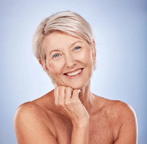 因健康 皮肤科或化妆品健康而在工作室头像的瘦弱 自然和美丽的老年妇女 具有抗衰老化妆品的老年妇女或模特的快乐 微笑和面容 — 图库照片