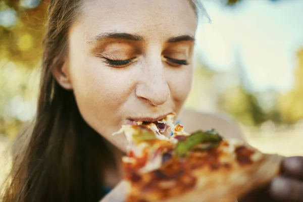 Comer Pizza Hambre Con Una Mujer Mordiendo Una Rebanada Comida — Foto de Stock