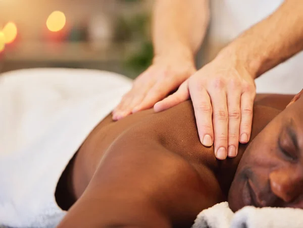 Homem Negro Relaxe Massageie Spa Para Saúde Bem Estar Descanso — Fotografia de Stock