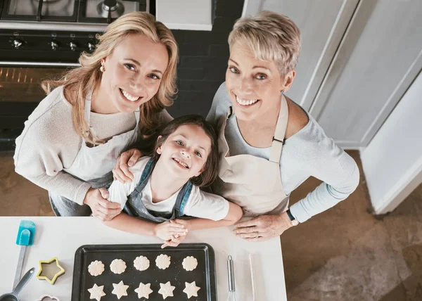 Bakken Boven Meisje Met Moeder Oma Keuken Voor Koekjes Hun — Stockfoto