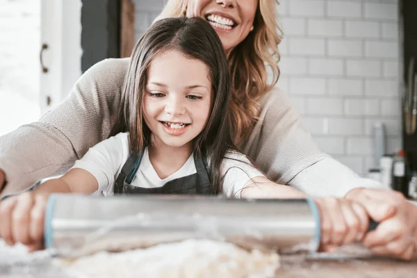 Feliz Cozinha Mãe Assando Com Seu Filho Para Uma Celebração — Fotografia de Stock