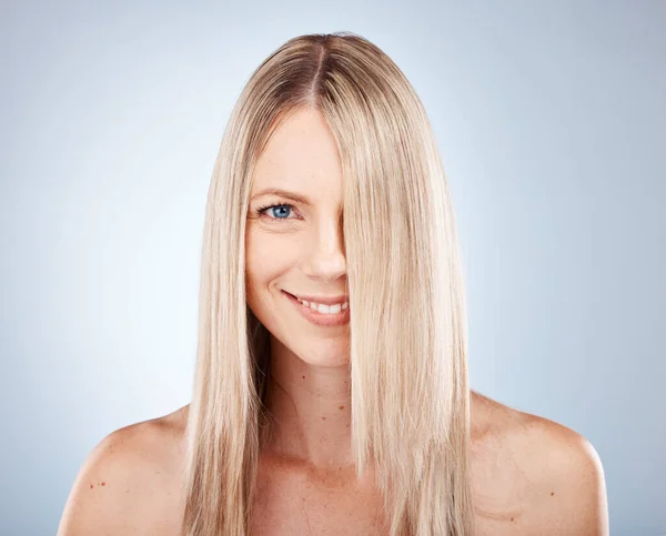 女人和金发女子的肖像 为了美发 有着健康的头发 美容美发或健康的金发女性在灰色工作室背景下的护理 发型和面部护理 — 图库照片