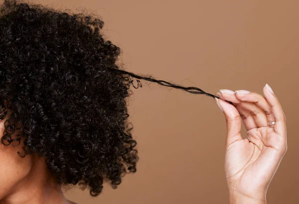 Haarverzorging Schoonheid Zwarte Vrouw Hand Met Krullend Haar Bruine Achtergrond — Stockfoto