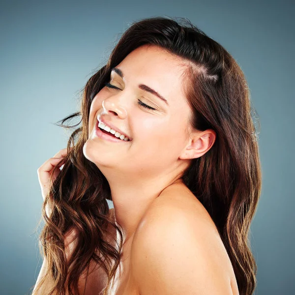 Belleza Cuidado Piel Cabello Mujer Estudio Feliz Por Los Cosméticos — Foto de Stock