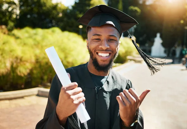 Graduación Los Estudiantes Hombre Negro Con Certificado Parque Aire Libre — Foto de Stock