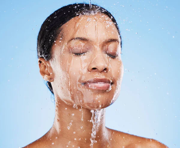 Beleza Cuidados Com Pele Chuveiro Com Mulher Negra Respingo Água — Fotografia de Stock