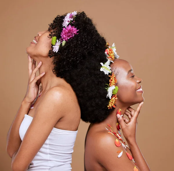 Ομορφιά Περιποίηση Δέρματος Και Λουλούδια Σγουρά Μαλλιά Μαύρων Γυναικών Για — Φωτογραφία Αρχείου