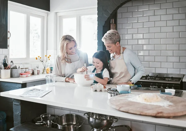 楽しさと愛情のある母親と祖母の料理 彼らの娘と孫と一緒に料理を焼くと準備 陽気で屈託のない女の子は台所で彼女の家族と一緒に焼くことを学ぶ — ストック写真