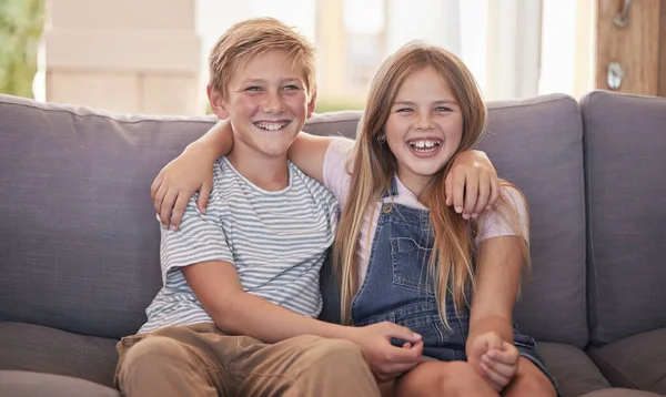 Familie Kinderen Zus Broer Ontspannen Samen Een Bank Gelukkig Lachend — Stockfoto