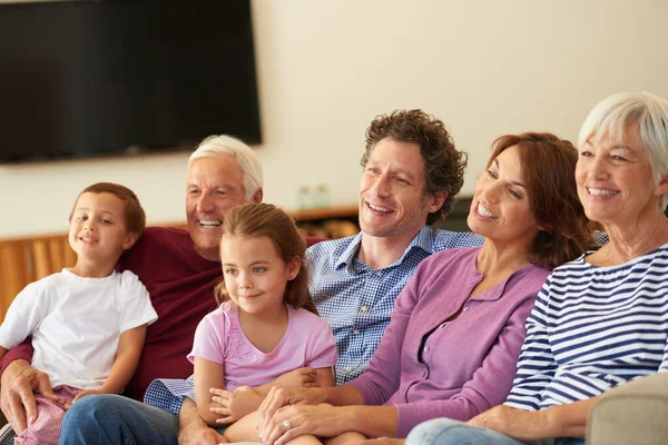 Haciendo Tiempo Para Otro Una Familia Multigeneracional Sentada Sofá Casa —  Fotos de Stock