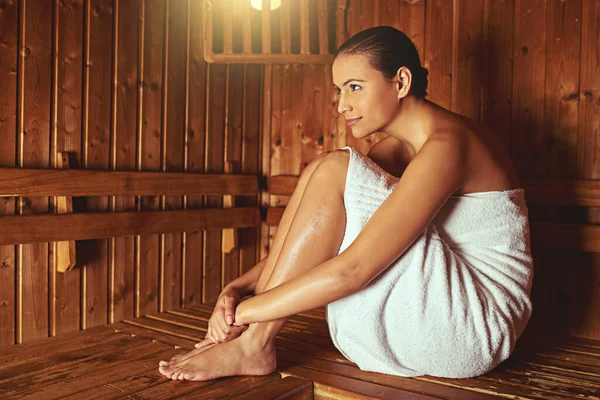 Bendición Absoluta Foto Completa Una Mujer Joven Relajándose Sauna Spa — Foto de Stock