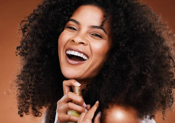 Saç Bakımı Sprey Siyah Bir Kadının Portresi Afro Saçlı Sağlık — Stok fotoğraf