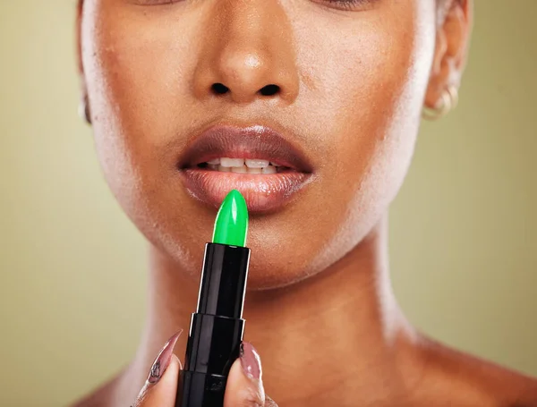 Mulher Negra Maquiagem Batom Boca Cosméticos Zoom Lábios Cuidados Com — Fotografia de Stock