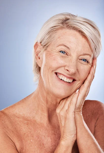 老年女性 肌肤护理与化妆品 健康与健康的容貌与灰色工作室背景的模型 老年模特 肖像画和皮肤化妆品 化妆品和健康的微笑 — 图库照片