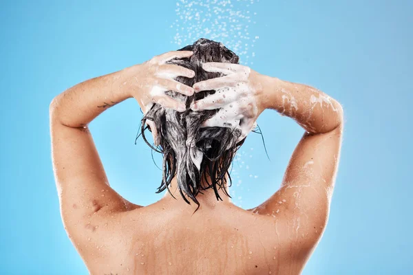 青の背景に髪を洗う水 シャンプー 女性は 午前中にヘアケアと衛生ルーチン スタジオできれいな新鮮な美しさのための水を実行しているシャワークリーニング髪 石鹸と泡のモデル — ストック写真