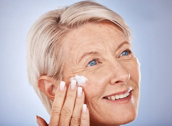 Skincare Berpikir Dan Wanita Senior Dengan Krim Untuk Wajah Terhadap — Stok Foto
