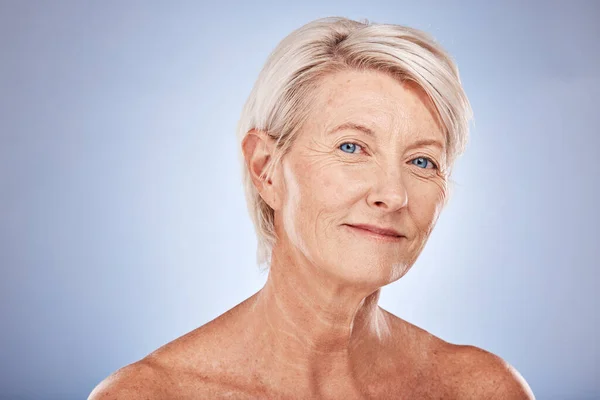 妇女护肤健康 面容美感及老年化妆品 使工作室的皮肤健康 灰色背景下自然身体护理的肖像 面部保健和抗衰老治疗 — 图库照片