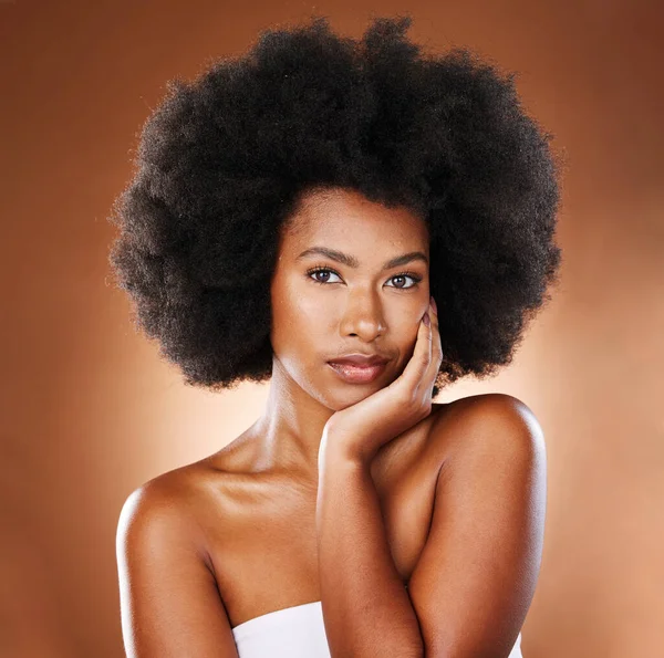 自然的头发和黑人妇女在工作室的肖像与护肤的光芒 青春的健康和化妆品光泽美容营销模型 年轻非洲模特脸或面部 皮肤科和皮肤护理 — 图库照片