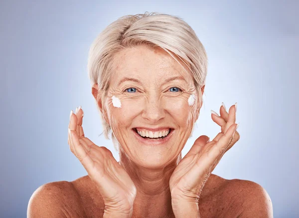 老年妇女 面部及皮肤护理霜产品 在皮肤科常规 健康或胶原蛋白治疗方面的工作室背景 快乐的微笑或年长的美容师和防晒霜 — 图库照片