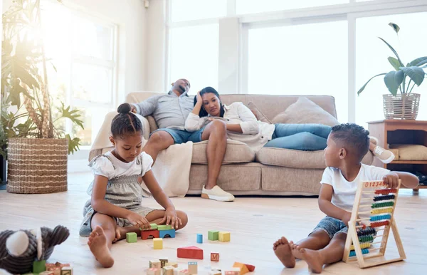 Tired Parents Couch Children Playing Toys Weekend Relax Bonding Sleepy — Stock Photo, Image