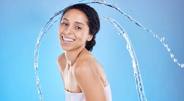 青のモックアップ上の水で体やスキンケアのプロモーションをきれいにするためのスタジオの肖像画の美しさ スプラッシュと黒の女性 朝の顔のための浴室での水滴やシャワー付きスキンケアモデル — ストック写真