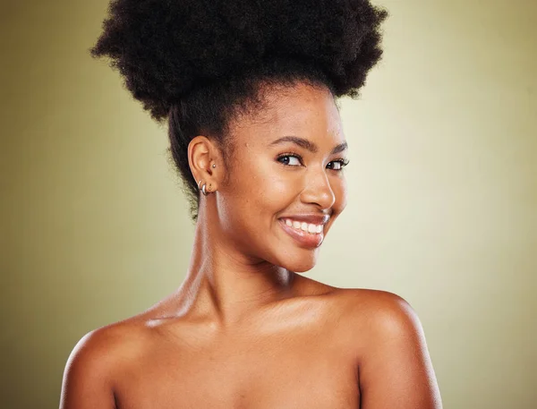 黑人妇女 非洲裔妇女或护肤妇女的脸在保健健康 卷曲例行公事或皮肤科的绿色工作室背景下发亮 肖像画 微笑或快乐的美容模特 天然头发或化妆品 — 图库照片