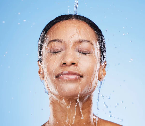 青のスタジオの背景に対する新鮮なきれいな衛生のための顔の水分補給の女性 シャワーと水 スキンケア クレンジング ウェルネス ナチュラルクレンジングトリートメントのためのヘルスケア美容洗浄の女性 — ストック写真