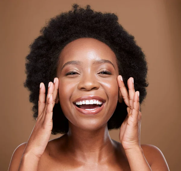 Zwarte Vrouw Gezichtshuid Vrolijke Glimlach Met Natuurlijke Huidgezondheid Gezonde Gezichtsgloed — Stockfoto