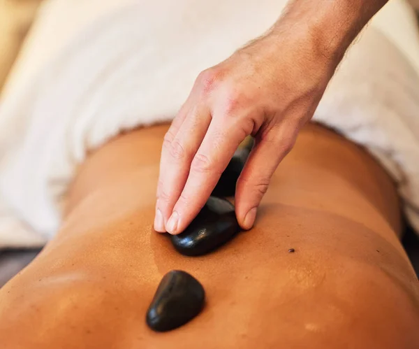 Händer Rygg Och Rock Massage Spa För Stress Lättnad Avkoppling — Stockfoto